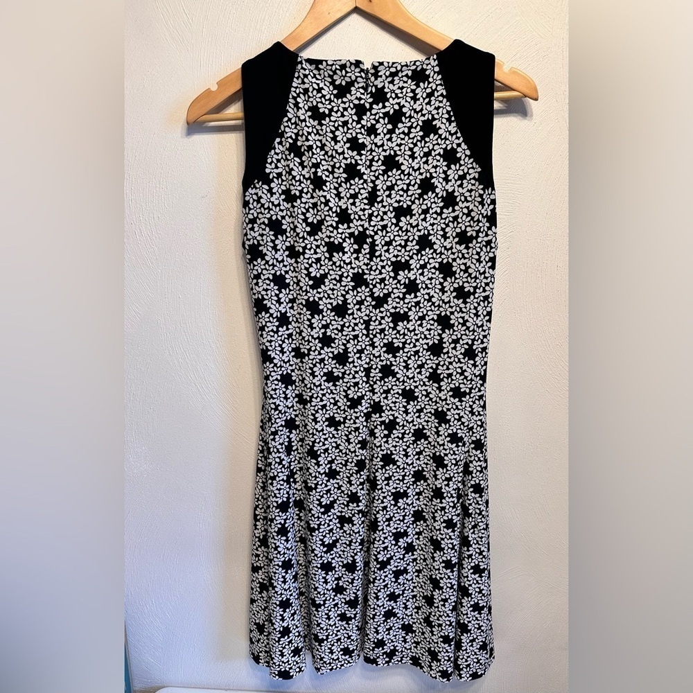 Lauren Ralph Laure Black & White A-line, fit n flare, sleeveless dress. Size 10 - Picture 2 of 6
